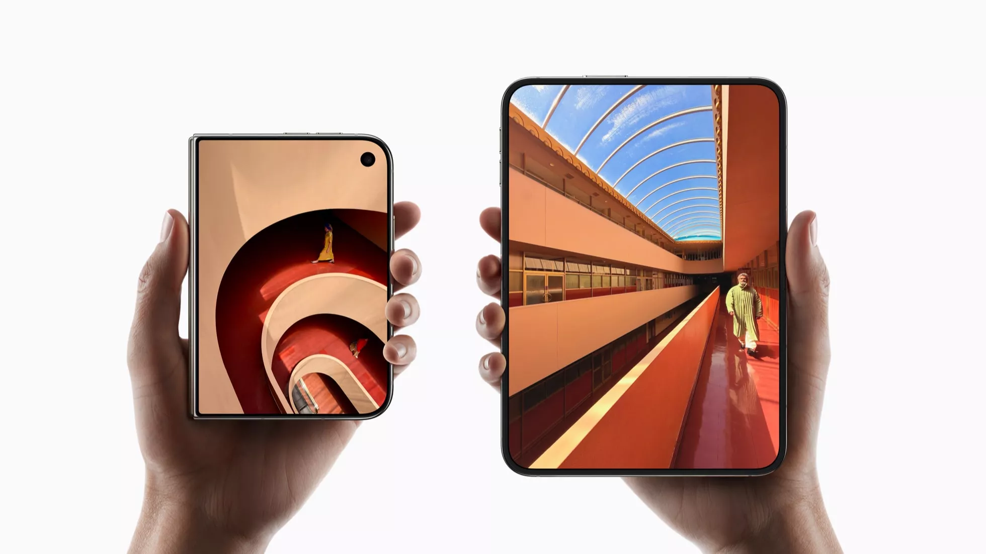 Размер iPhone Duo в руке: сложенный смартфон и раскрытый экран