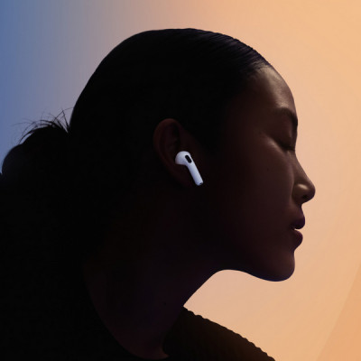 Apple AirPods 4 с активным шумоподавлением и беспроводным зарядным футляром