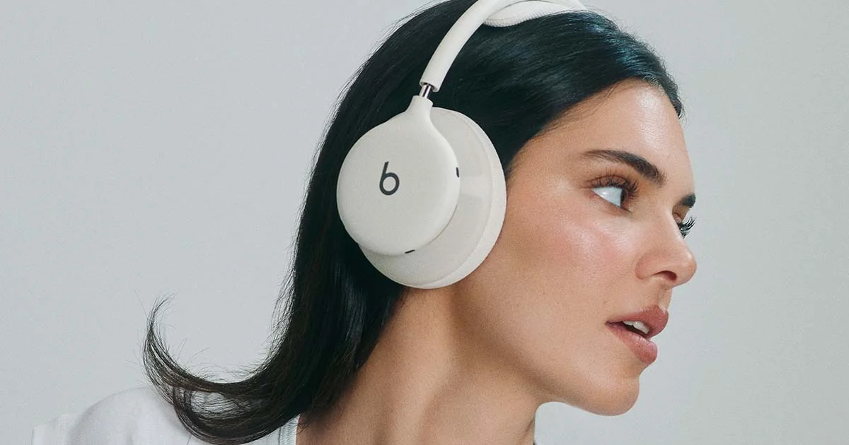 Beats 360 Cloud со светлыми трикотажными амбушюрами