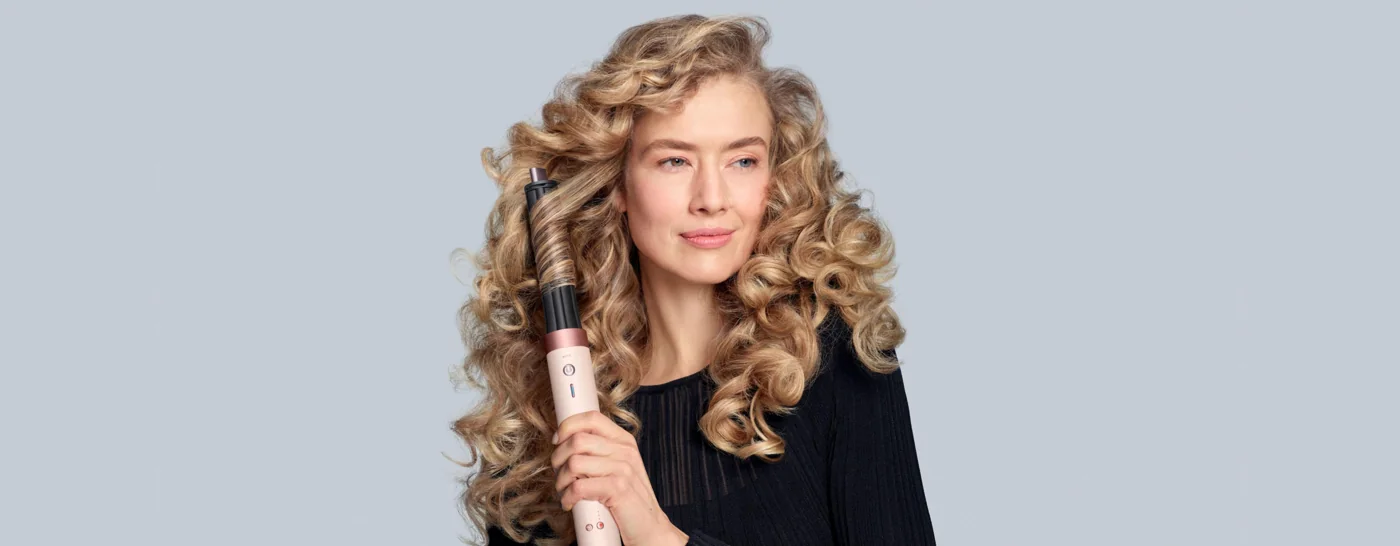 Блондинка с длинными объёмными локонами и Dyson Airwrap Co-anda2x